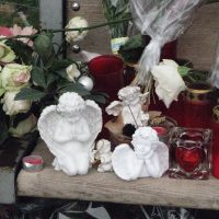 Leben feiern Trauer mit Engel Kerzen Blumen square